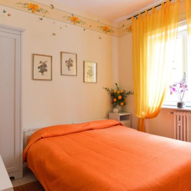 bed-and-breakfast-vaticano-camera-arancio-decorazione-farfalle